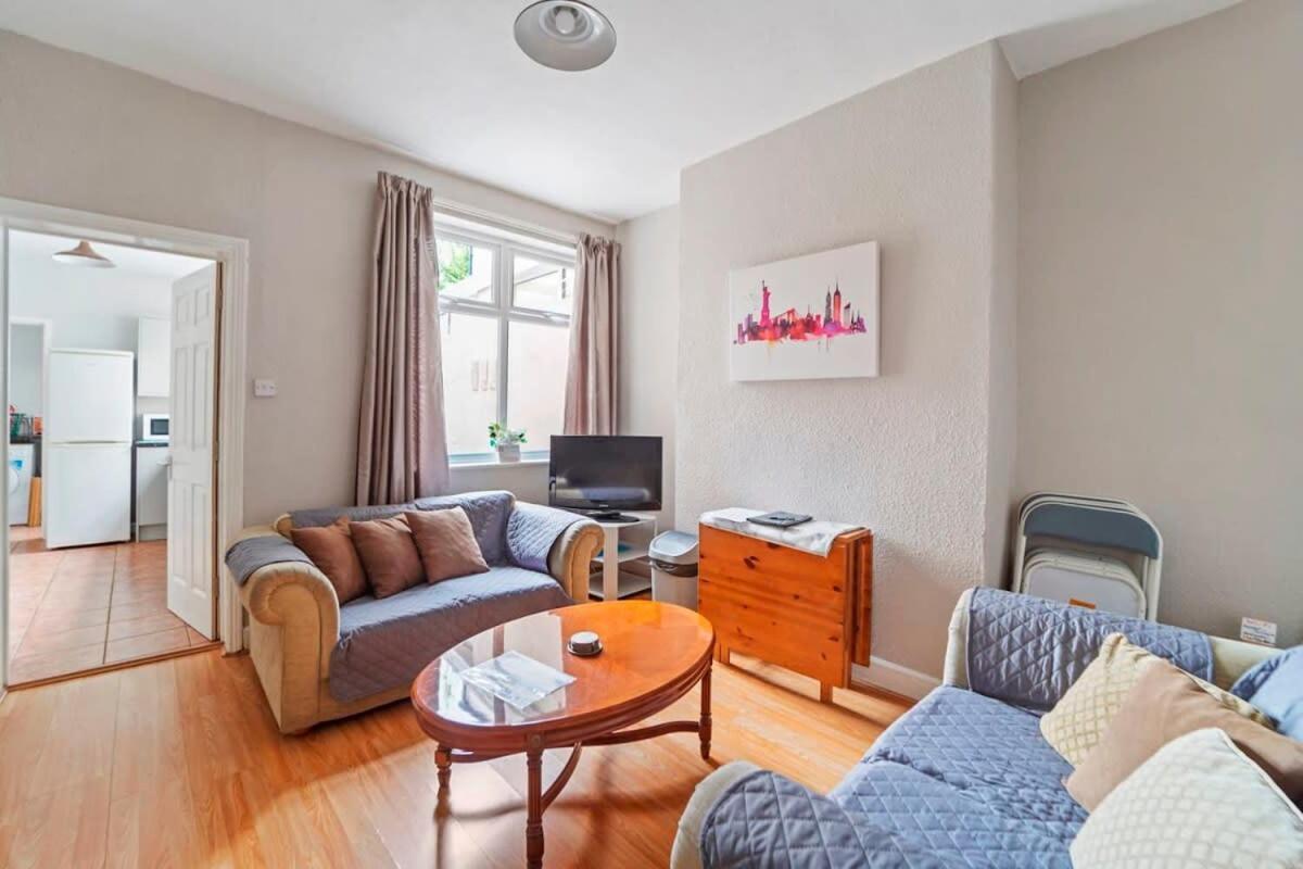 4 Bed Homely Retreat - Wolverhampton Exterior foto