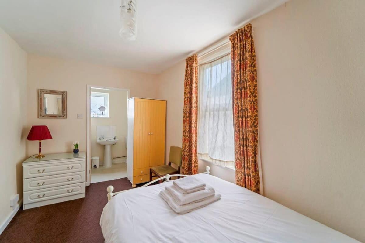 4 Bed Homely Retreat - Wolverhampton Exterior foto